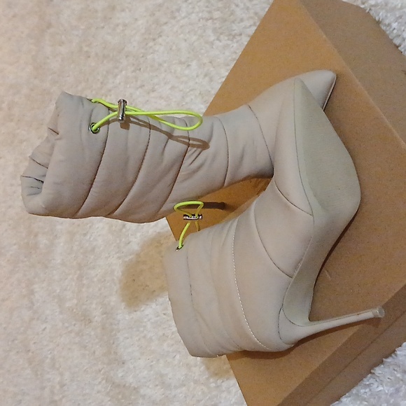 NWOT STEVE MADDEN puffer Boots - Picture 2 of 3